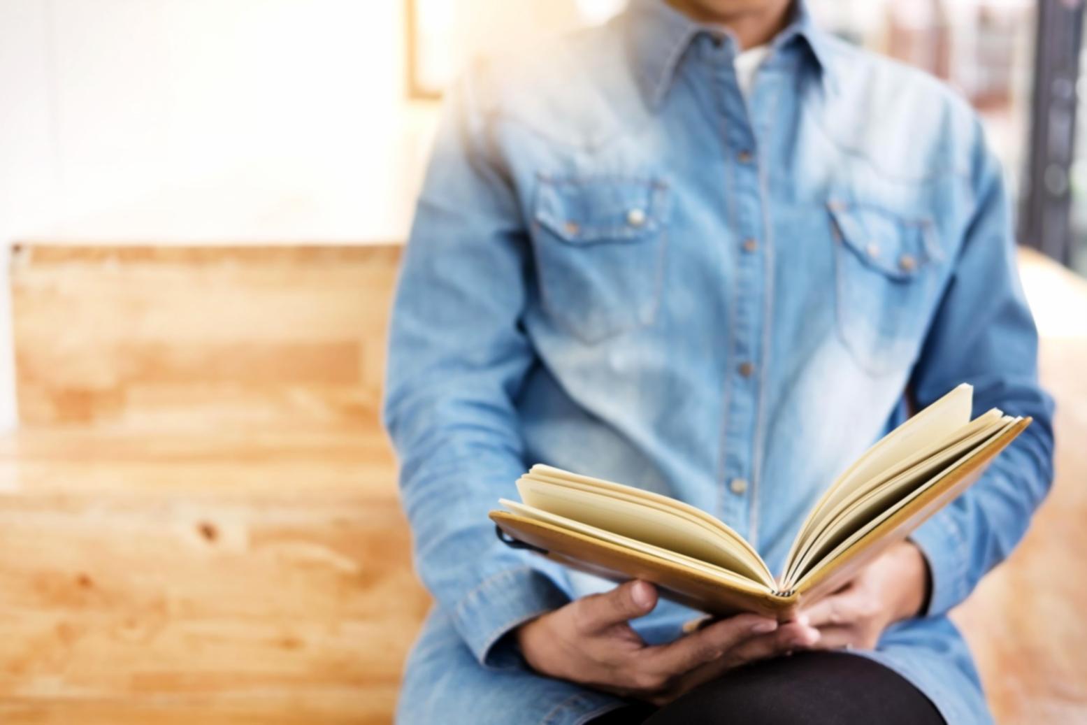Studente accede alla piattaforma di SEO content writing su laptop